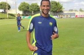 Ídolo da torcida cuiabanista, atacante Fernando não joga contra o Fortaleza