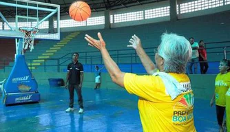 Idosos disputam em atividades esportivas variadas.