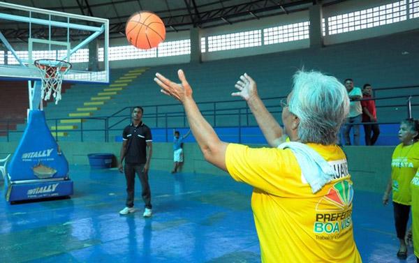 Idosos disputam em atividades esportivas variadas (Foto: Jackson Souza)(Imagem:Reprodução)