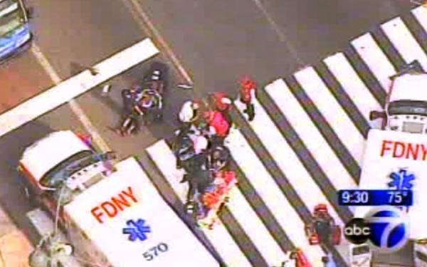 Imagem de televisão mostra equipes de emergência em frente ao Empire State, em Nova York(Imagem:Reprodução)