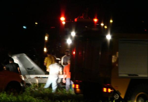 IML fez a retirada dos corpos das vítimas que morreram após a queda de um avião em Teresina(Imagem:Gil Oliveira/ G1)