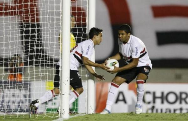 Jadson marcou de pênalti no início do segundo tempo e deu esperança ao São Paulo, mas derrota se confirmou(Imagem:Imagem: Rubens Chiri/Site Oficial SPFC)
