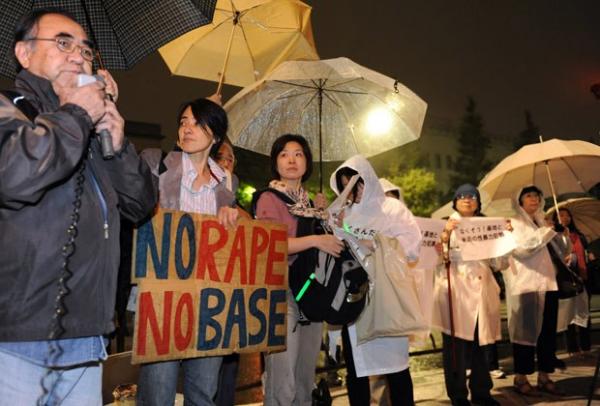 Japoneses protestam contra os supostos autores do estupro e contra a presença da base em Okinawa nesta quarta-feira(Imagem:Reprodução)