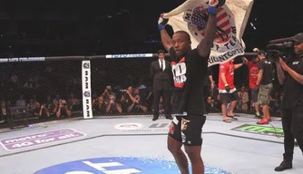 Jason High com a bandeira da American Top Team após sua vitória sobre James Head
