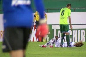 Jefferson Feijão desaba no gramado após lesão na coxa