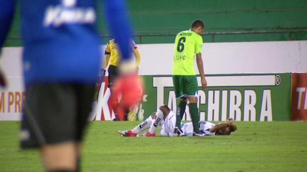 Jefferson Feij&atilde;o desaba no gramado ap&oacute;s les&atilde;o na coxa(Imagem:Reprodu&ccedil;&atilde;o)