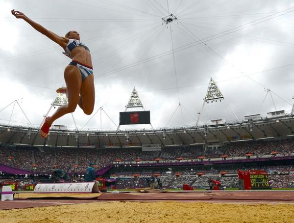 Jessica Ennis é a segunda melhor no salto em distância do heptatlo(Imagem:Agência AFP)