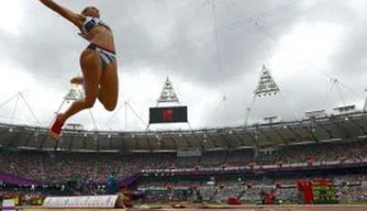 Jessica Ennis é a segunda melhor no salto em distância do heptatlo