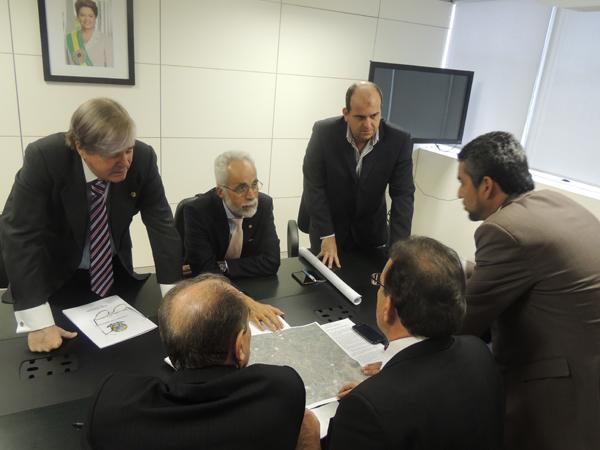 Jesus Rodrigues com o ministro Fernando Bezerra e outros deputados.(Imagem:Divulga&ccedil;&atilde;o)