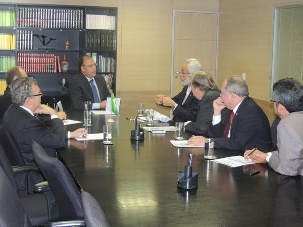 Jesus Rodrigues com o ministro Fernando Bezerra e outros deputados.(Imagem:Divulga&ccedil;&atilde;o)