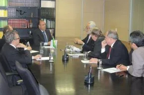Jesus Rodrigues com o ministro Fernando Bezerra e outros deputados.