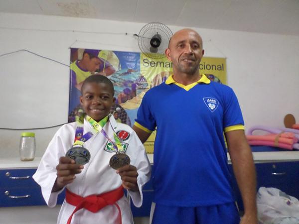 Jo&atilde;o Paulo com seu professor Francisco Arcanjo(Imagem:Reprodu&ccedil;&atilde;o)