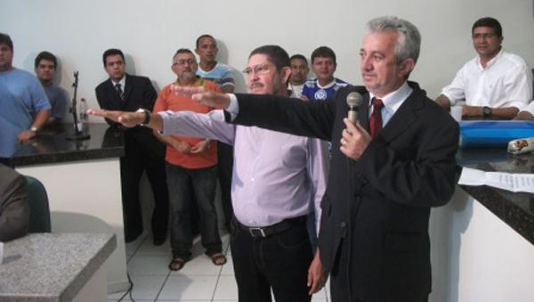 Joãozinho Félix tomando posse na câmara municipal.(Imagem:Reprodução)