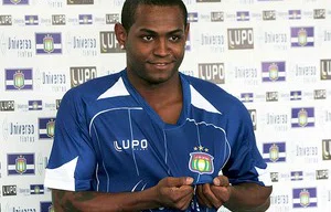 Jobson é apresentado pelo São Caetano