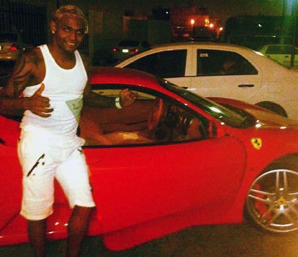 Jobson posa ao lado de sua nova Ferrari.(Imagem:Reprodu&ccedil;&atilde;o)