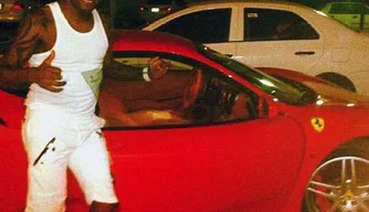 Jobson posa ao lado de sua nova Ferrari.