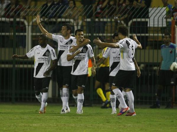 Jogadores da Ponte Preta comemoram gol da vit&oacute;ria marcado pelo lateral Uendel (Imagem:Reprodu&ccedil;&atilde;o)