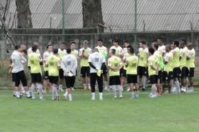 Jogadores do América-MG se reapresentam