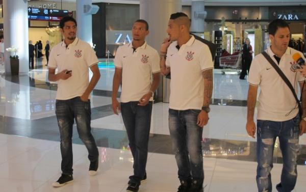 Jogadores do Corinthians visitam o Dubai Mall, o maior shopping do mundo(Imagem:Reprodu&ccedil;&atilde;o)