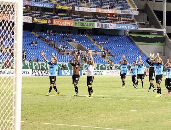 Jogadores do Gr&ecirc;mio v&atilde;o agradecer aos torcedores ap&oacute;s a vit&oacute;ria (Imagem:Reprodu&ccedil;&atilde;o)