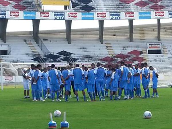 Jogadores fizeram treino de bola parada pela manh&atilde; e viajariam &agrave;s 15h, mas acabaram voltando ao Arruda &agrave; tarde.(Imagem:reprodu&ccedil;&atilde;o)