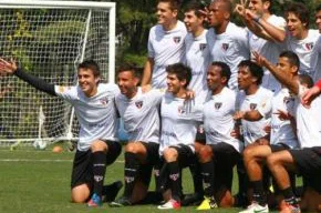 Jogadores participaram de rachão na manhã deste sábado (