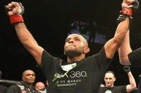 Johnson comemora vitória após combate que lhe garantiu a disputa pelo cinturão
