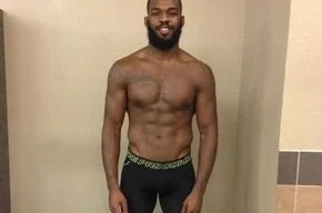 Jon Jones mostra forma física privilegiada em foto no Twitter