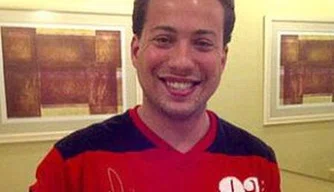 Jonas Carvalho posa com a camisa do Flamengo em seu twitter