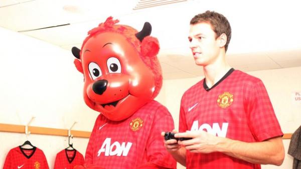 Jonny Evans muito concentrado na partida contra o mascote do United(Imagem:Reprodu&ccedil;&atilde;o)
