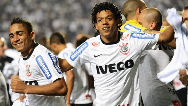 Jorge Henrique e Romarinho comemoram a conquista do título invicto do Corinthians da Libertadores(Imagem:Ivan Pacheco)