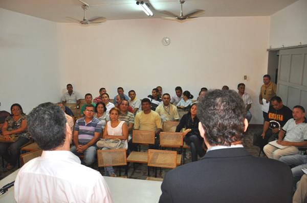 Juiz Lirton Nogueira e o promotor Écio Oto em reunião com candidatos.(Imagem:Reprodução)