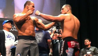 Junior Cigano e Cain Velazquez se encaram na pesagem do UFC