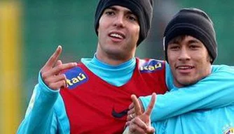 Kaká e Neymar brincam no treino da seleção brasileira, na Polônia