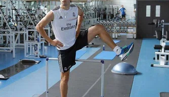Kaká faz trabalho específico na academia
