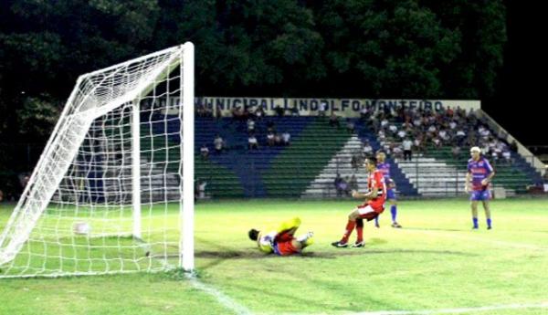 Kamar marca o terceiro gol do time riverino(Imagem:Nayra Maçedo)