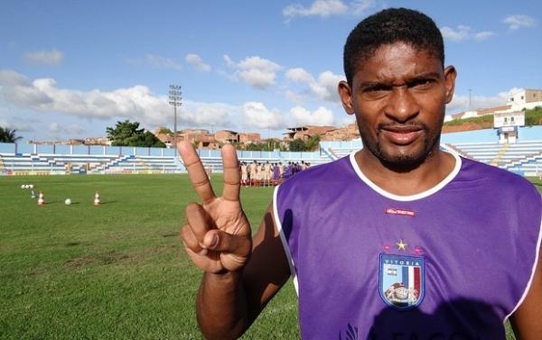 Landu com a camisa do Vit&oacute;ria de Santo Ant&atilde;o(Imagem:Elton de Castro / GloboEsporte.com)