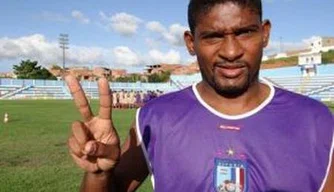 Landu com a camisa do Vitória de Santo Antão