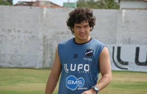 Lateral -esquerdo Berg chega ao Leão por indicação de Flávio Araújo
