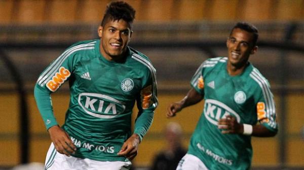 Leandro comemora um dos gols da vit&oacute;ria do Palmeiras no Pacaembu(Imagem:Reprodu&ccedil;&atilde;o)