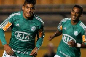 Leandro comemora um dos gols da vitória do Palmeiras no Pacaembu