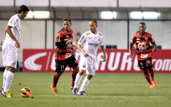 Léo troca passes com Durval no primeiro tempo contra o Flamengo-PI(Imagem:Reprodução)