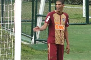 Leonardo Silva volta aos treinos no Atlético-MG