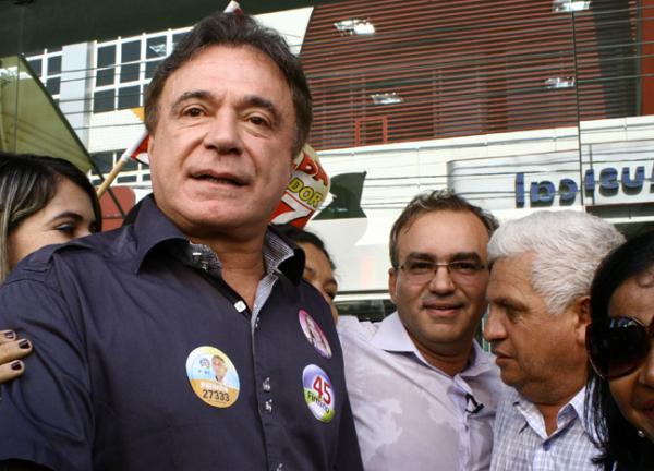 L&iacute;der do PSDB no senado caminha com Firmino em Teresina(Imagem:Reeprodu&ccedil;&atilde;o)