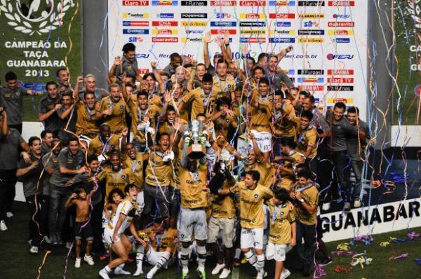 Liderados por Seedorf e Jefferson, jogadores do Glorioso fizeram festa ap&oacute;s vit&oacute;ria suada sobre o Vasco(Imagem:Reprodu&ccedil;&atilde;o)