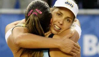 Lili e Rebecca comemoram vaga na decisão .