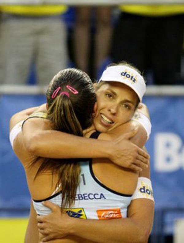 Lili e Rebecca comemoram vaga na decis&atilde;o(Imagem:Reprodu&ccedil;&atilde;o)