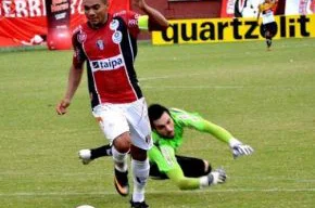 Lima cumpre suspensão e não enfrenta o Avaí