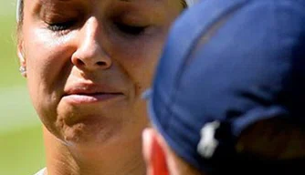 Lisicki chora ao perder o primeiro set da decisão por 6/1