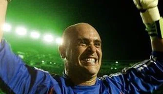 Livro com imagens do goleiro Marcos já está à venda